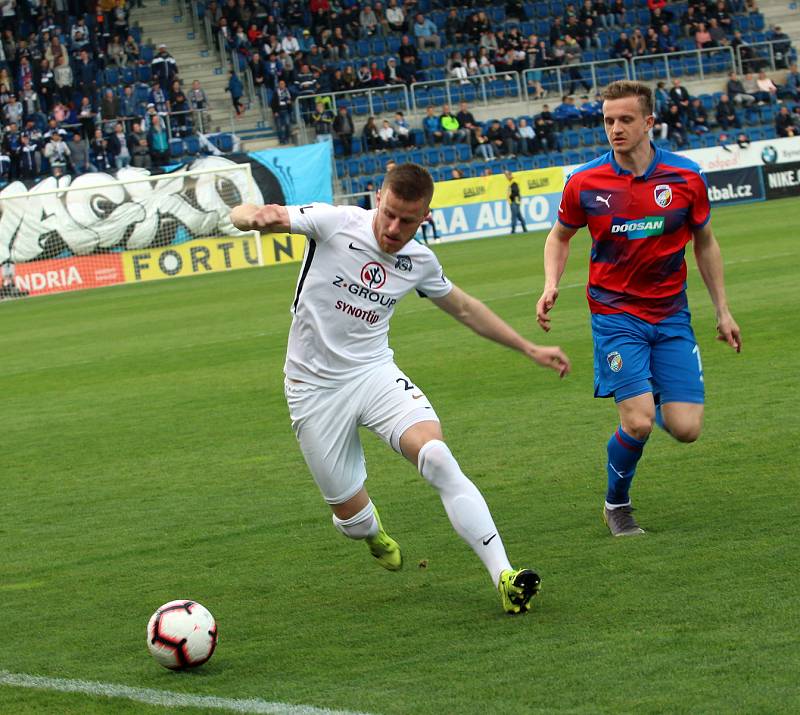 Fotbalisté Slovácka (v bílých dresech) proti Plzni