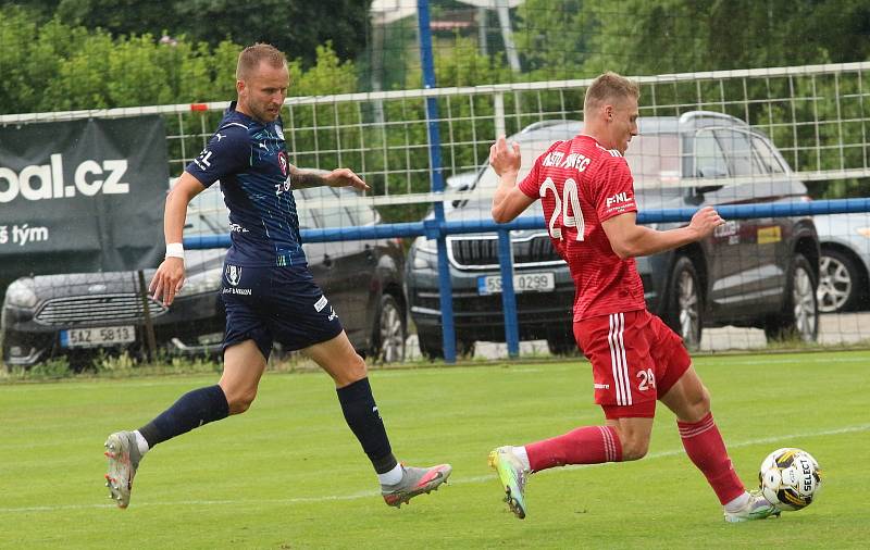 Fotbalisté Slovácka (modré dresy) v přípravě na novou sezonu zdolali druholigový Třinec 2:0.