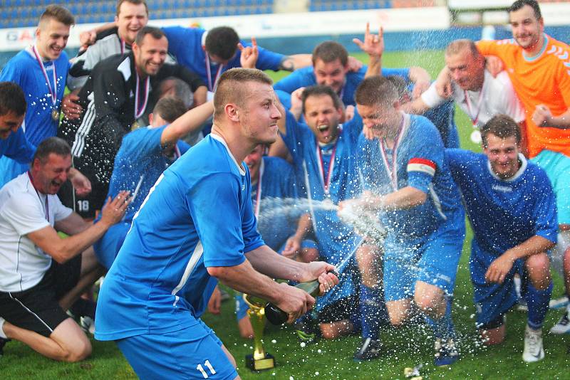 Fotbalisté Uherského Ostrohu (v modrých dresech) po okresním přeboru vyhráli i pohár, když ve finále zdolali Jankovice 1:0.