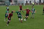 Fotbalisté Zlechova (červenočerné dresy) v 6. kole I. B třídy skupiny C zdolali Ostrožskou Novou Ves 1:0.