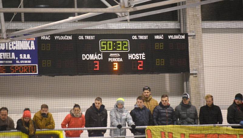 Semifinále playoff krajské hokejové ligy Uherský Ostroh – Velká Bíteš (v tmavém) 3:2.