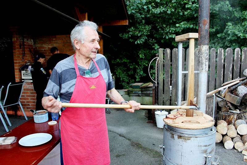 Areál za břesteckou multifunkční sportovní halou se v sobotu odpoledne proměnil v ráj milovníků trnek – povidel černých jako uhel, slivovice, koláčků, trnkových omáček s voňavým uzeným masem či metyjí s trnkami a mákem.