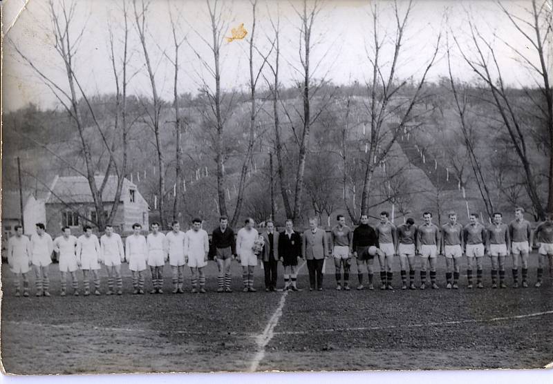 Dukla Praha v šedesátých letech přilákala do Vlčnova spousty fanoušků. Foto: archiv Antonína Zlínského