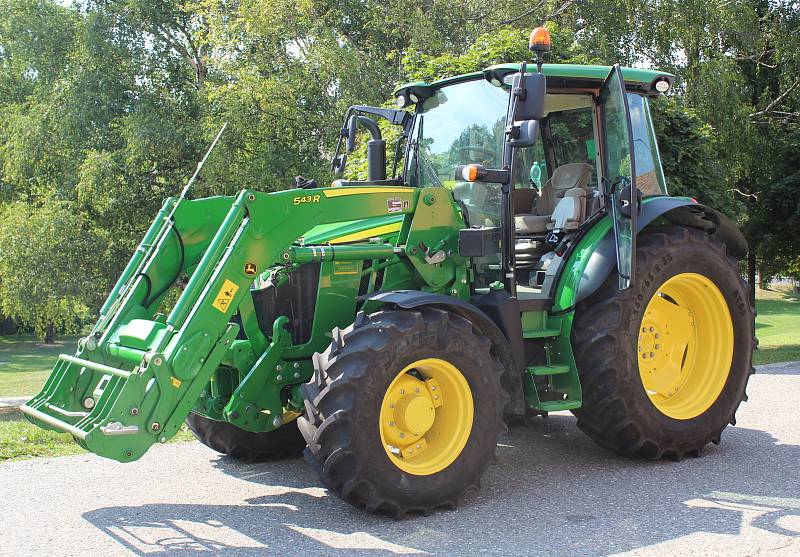 Dožínky 2019 v Horním Němčí. Moderní traktor značky John Deere.