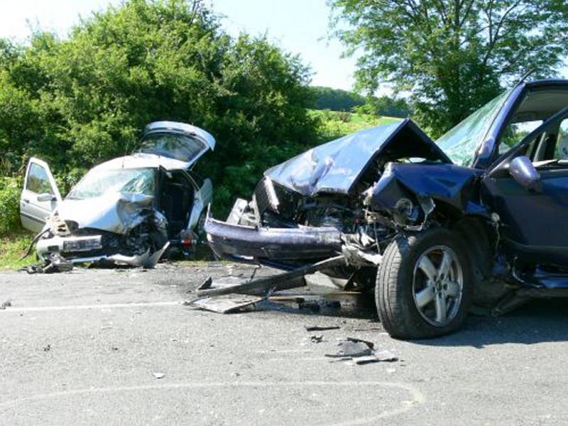 Na silnici se střetly vozy Škoda Octavia a Ford Escort.