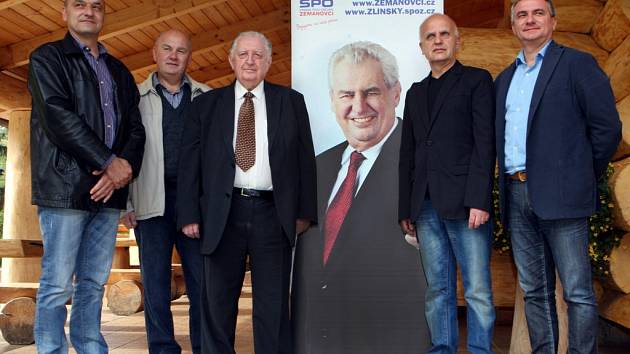 Tisková konference Strany práv občanů- Zemanovci v Osvětimanech. Zleva Josef Novák, Luděk Galuška ,František Čuba, Lubomír Nečas a Vratislav Mynář  