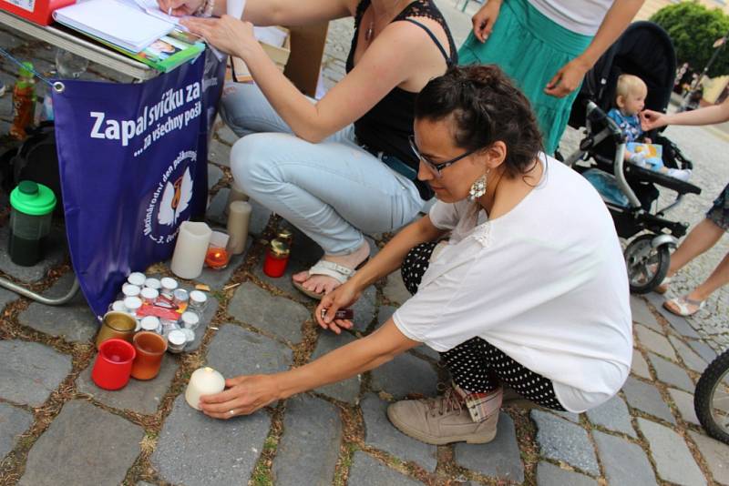 Účastníci pietní akce v Uherském Hradišti v pátek 3. června chtěli upozornit na některá úskalí, spojená s dětským očkováním.