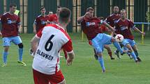 Fotbalisté Slavkova (bíločervené dresy) na úvod nové sezony zdolali Velký Ořechov 1:0.