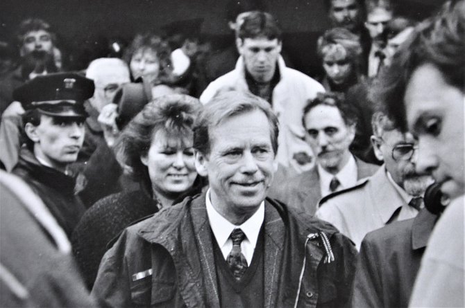 Václav Havel v roce 1992 na Slovácku. Přichází do Slováckého divadla
