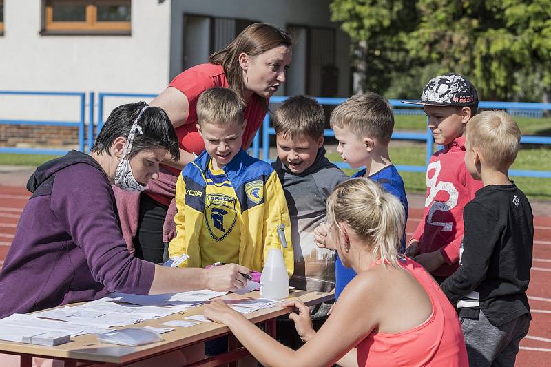 Okolo 1500 sportovců se v pondělí zúčastnilo úvodního závodu po koronavirovém restartu sezony ve Zlínském kraji – Spolu na startu. ZŠ Na Výsluní, Uherský Brod