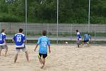 Ve Slováckých strojírnách vyrostlo nové sportovní hřiště. Studenti tam můžou hrát i plážový fotbal