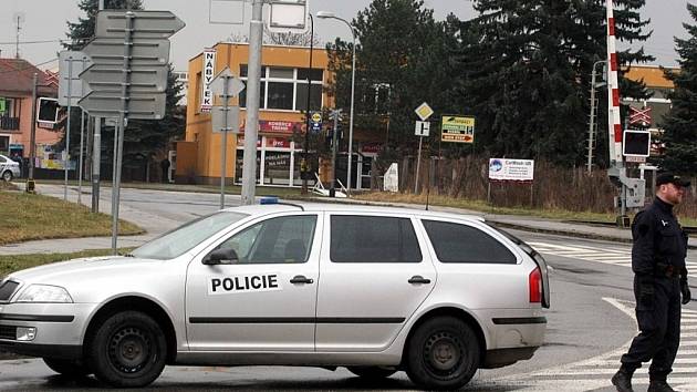 Policejní zásah po střelbě v restauraci Družba v Uherském Brodě. V pozadí budova restaurace Družba.