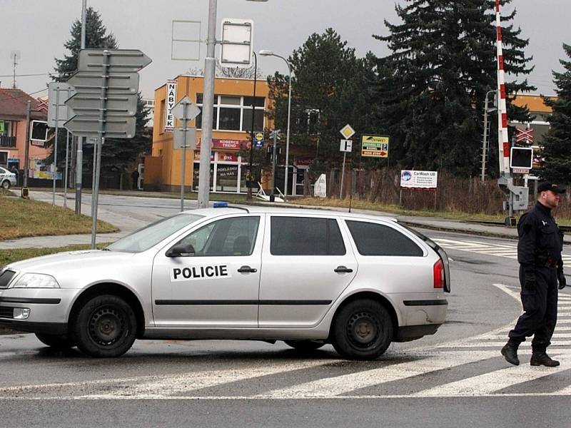 Policejní zásah po střelbě v restauraci Družba v Uherském Brodě. V pozadí budova restaurace Družba.