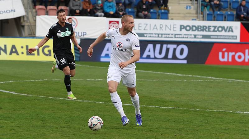 Fotbalisté Slovácka (bílé dresy) ve 28. kole FORTUNA:LIGY zdolali poslední Karvinou 3:1.