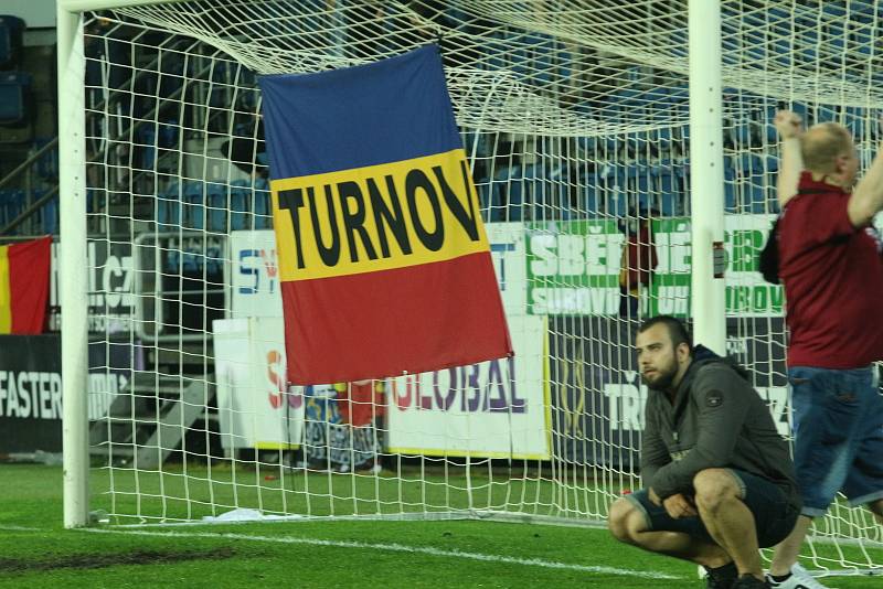 Fotbalisté Slovácka (bílé dresy) ve 4. kole nadstavby FORTUNA:LIGY vyzvali Spartu