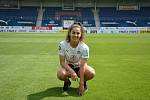 Fotbalistky Slovácka před historickou účastí v Lize Mistryň posílila ofenzívní hráčka a reprezentantka Slovenska WU19 Karolína Bayerová.