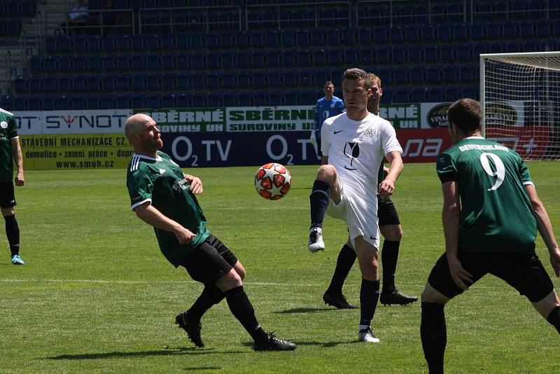 Tým FC Vinaři České republiky (bílé dresy) se dostal na domácím mistrovství Evropy ve fotbale až do finále, když Německo porazil na penalty.