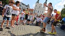 Magic festival 2018 v Uherském Hradišti. Kouzelné náměstí na Masarykově náměstí. Kouzelník Mišuge a Maxi  (vpravo)