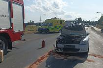Po srážce dvou aut v Uherském Brodě u řeky Olšavy skončili oba řidiči v nemocnici; čtvrtek 20. července 2023