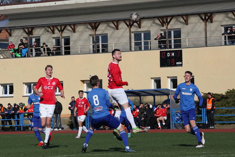 Fotbalisté Uherského Brodu (červené dresy) v 19. kole MSFL podlehli doma na Lapači Otrokovicím 2:3.