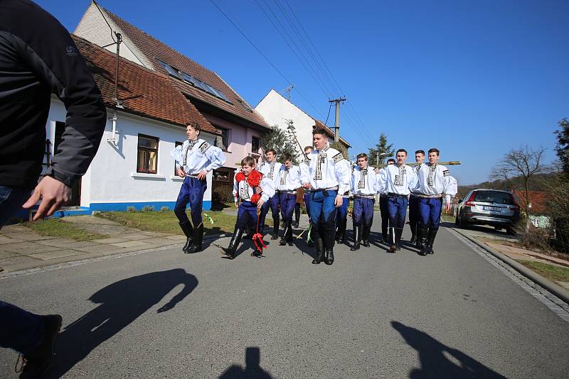 Velikonoční obchůzka   družiny  Vlčnovského  krále  Martina Dareka Franty ve Vlčnově.