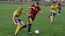 Fotbalisté Starého Města (žluté dresy) vyhráli derby ve Zlechově 3:1.