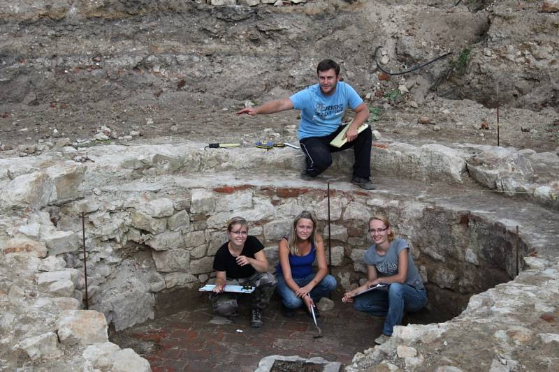 V areálu někdejšího opatského domu východně od velehradské baziliky probíhá záchranný archeologický výzkum.