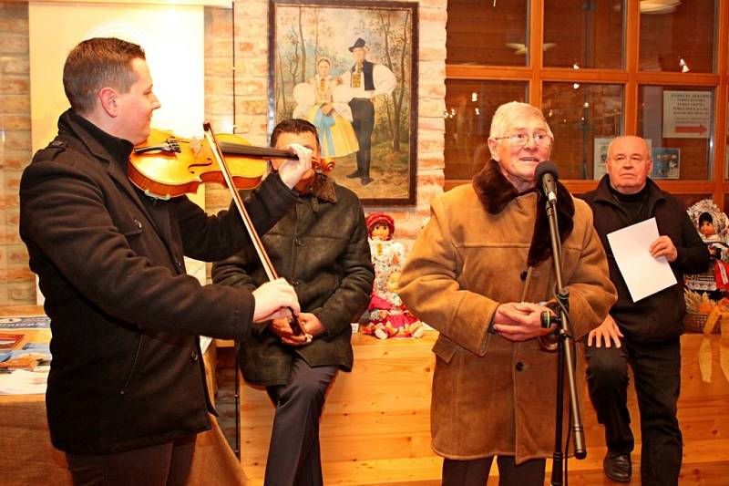 ZAVŘELI KOLEDNÍČEK Lidé, kteří si chtěli nechat pohladit svou duši koledami a vánočními melodiemi, ale také ochutnat dvacet druhů chleba, zamířili v neděli odpoledne do Muzea Podhradí Buchlovice