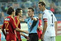 Fotbal Gambrinus liga 1. FC Slovácko - Dukla Praha. Zleva Tomislav Božič (č. 22), Lukáš Štětina, rozhodčí Karel Hrubeš a Libor Došek.