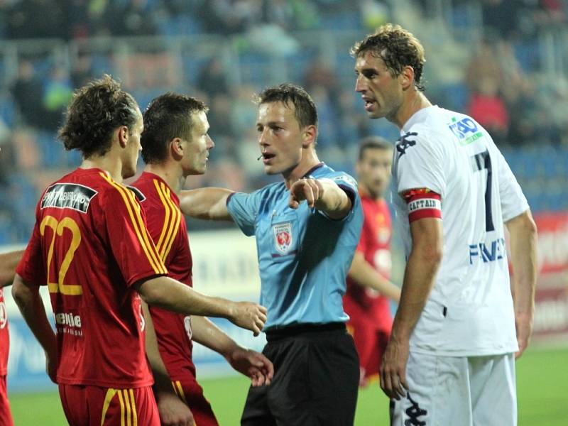 Fotbal Gambrinus liga 1. FC Slovácko - Dukla Praha. Zleva Tomislav Božič (č. 22), Lukáš Štětina, rozhodčí Karel Hrubeš a Libor Došek.