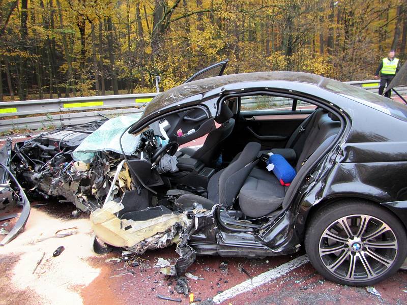 Při dopravní nehodě na silnici I/55 vedoucí skrze buchlovské kopce byly do nemocnice převezeni tři zranění.