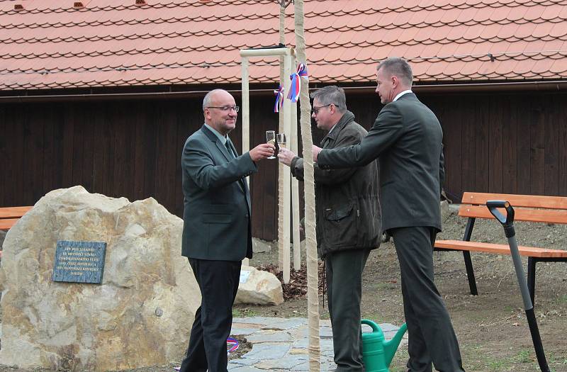 Před Muzeem lesnictví a myslivosti na Buchlově, byla v pátek 26. října ke čtyřem před pár dny vysazeným lipám slavnostně zasazena lípa pátá.