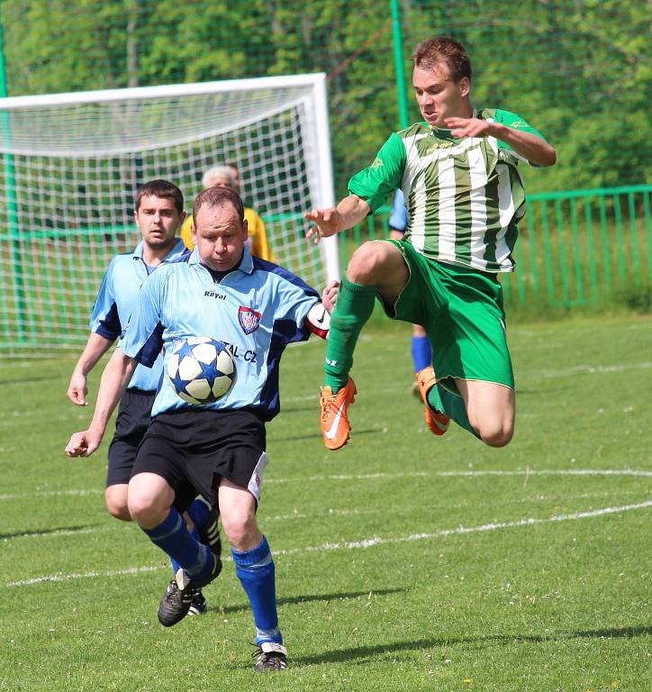 Fotbalisté Částkova (v pruhovaném) dělali favorizovaným Polešovicím velké starosti a nakonec je také obrali o důležité tři body.