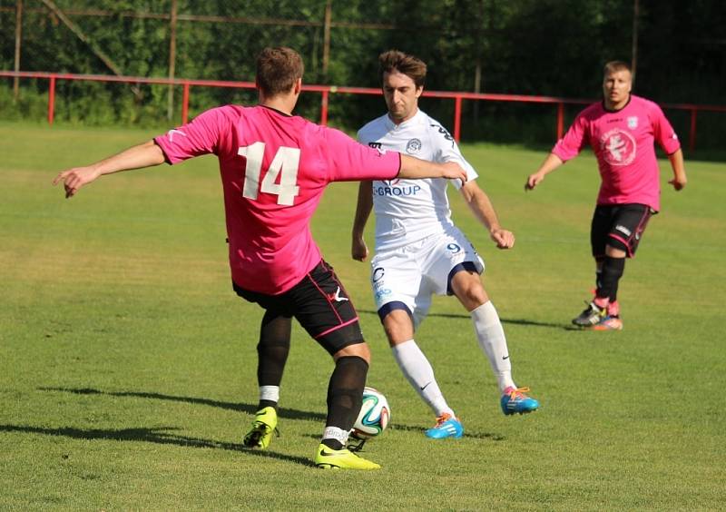 Někdejší ligový obránce Miloslav Penner (v tmavém) poznal, jak bolí fotbal v okresním přeboru. Jeho Hluk B navíc na hřišti Slovácka C prohrál 1:3.