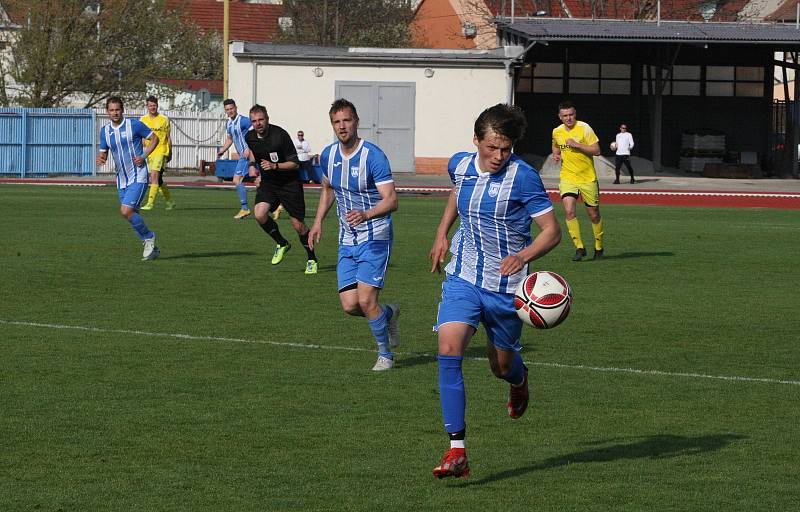 Fotbalisté Hluku (modré dresy) zdolali v sobotním zápase 19. kola krajské I. A třídy skupiny B Nivnici 3:2 a upevnili si druhé místo v tabulce.