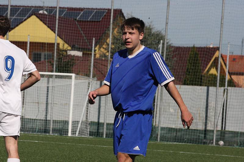 Fotbalisté Kunovic (modré dresy) otočili domácí zápas s Fryštákem, který na umělé trávě porazili 2:1.