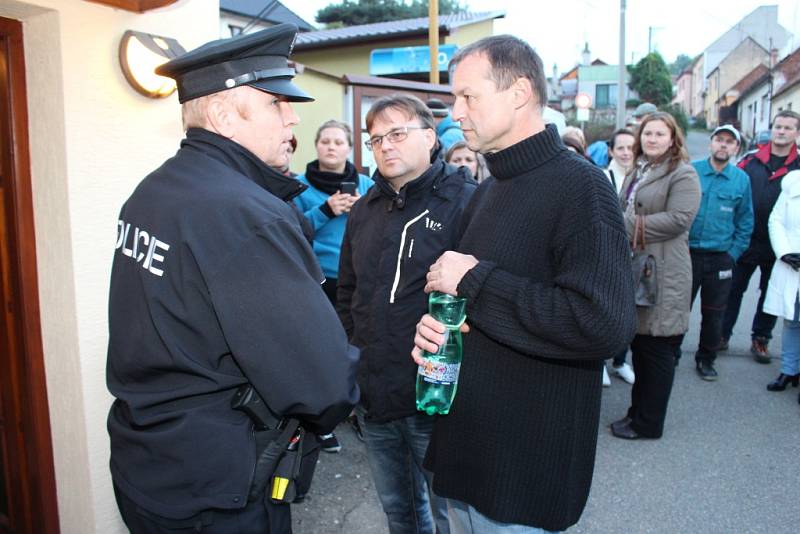 Na padesátka Podolanů se sešla před budovou obecního úřadu v Podolí, aby dala najevo svoji nespokojenost se zpochybňováním výsledků referenda. Zakročit přijela i policie ČR.