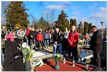 Účastníci pochodu se na velehradském hřbitově poklonili památce Pavla Vávry.