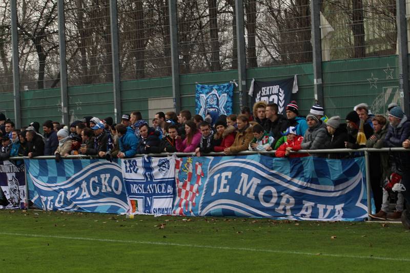 Fotbalisté Slovácka remizovali v nedělním přípravném utkání se slavným Rapidem Vídeň 1:1. Utkání se hrálo na tréninkovém hřišti známého Prátru. Foto: Deník/Stanislav Dufka