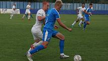 Fotbalisté Slovácka B (bílé dresy) v páteční předehrávce 32. kola MSFL remizovali na hřišti v Kunovicích s juniorkou Ostravy 2:2.