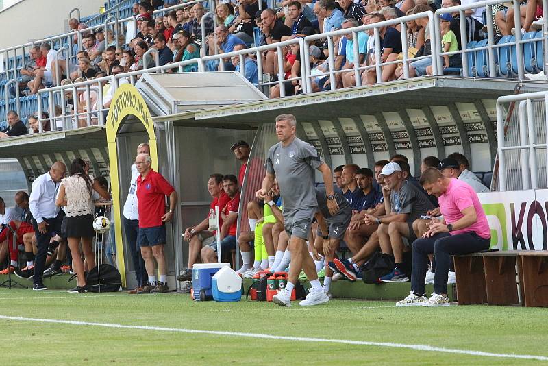 Fotbalisté Slovácka (bílé dresy) v neděli doma přivítali Hradec Králové.