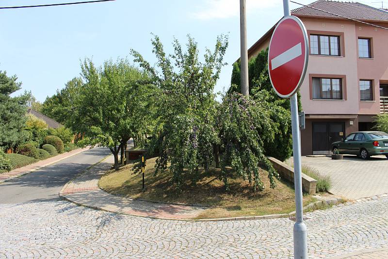 Jednosměrka v ulici Družstevní naštvala tamní obyvatele, posbírali podpisy za její otočení.