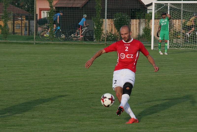 Fotbalisté Uherského Brodu (červené dresy) porazili v 1. kole MOL Cupu Viktorii Otrokovice 2:1 po prodloužení.