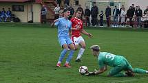 Fotbalisté Uherského Brodu (červené dresy) v 9. kole MSFL remizovali se Slováckem B 0:0.