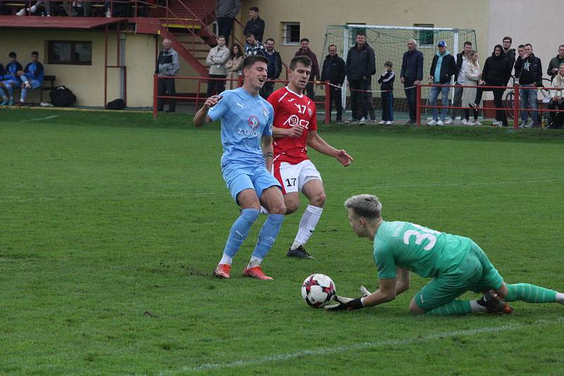 Fotbalisté Uherského Brodu (červené dresy) v 9. kole MSFL remizovali se Slováckem B 0:0.