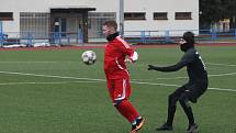 Fotbalisté Dolního Němčí (černé dresy) v zahajovacím utkání jubilejního dvacátého ročníku Gambrinus Cupu podlehli Mladcové 0:2.