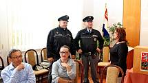 Do velehradské volební místnosti zavítali na kontrolu příslušníci Policie České republiky.