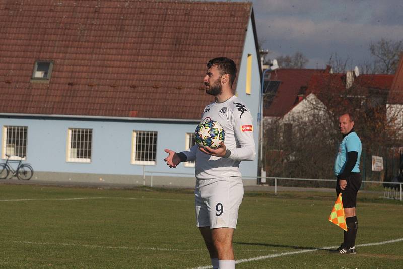 Fotbalisté Vlčnova (bílé dresy) zakončili podzimní část sezony domácí porážkou 0:4 s Topolnou.