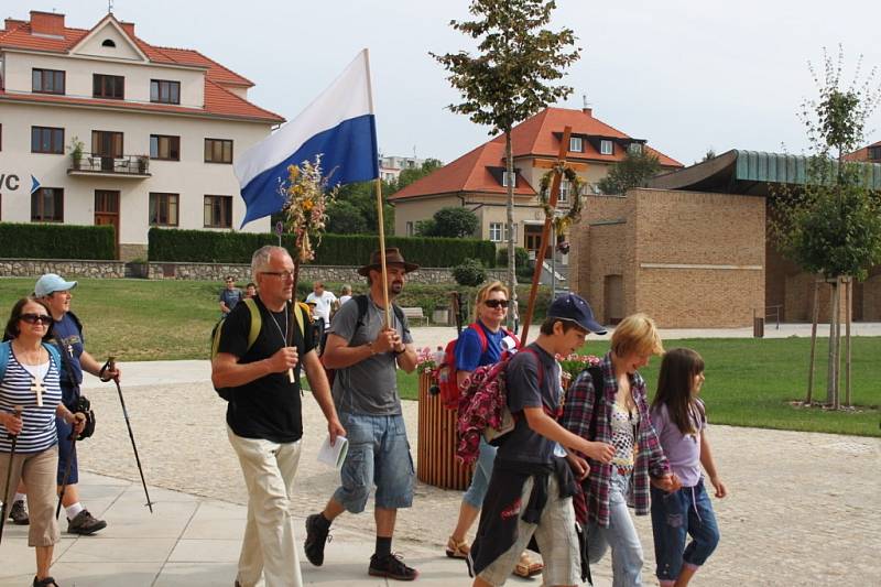 Desítky kilometrů měli za sebou věřící poutníci, kteří dorazili v sobotu dopoledne na Velehrad.