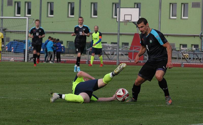 Fotbalisté Hluku (fosforové dresy) ve šlágru 21. kola krajské I. A třídy skupiny B remizovali s Osvětimany 3:3.